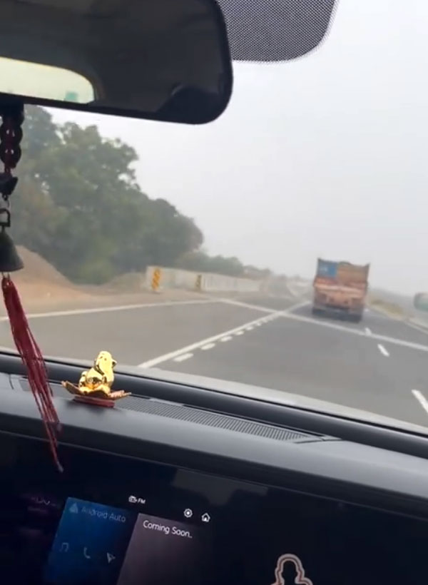 வேண்டுமென்றே விபத்தை நேரில் சந்திக்க துணிந்த எக்ஸ்யூவி700 கார் ஓட்டுனர்!! எதுக்குனு தெரிஞ்சா ஷாக்காயிடுவீங்க!