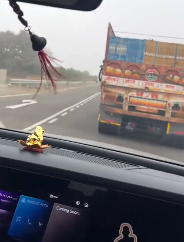 வேண்டுமென்றே விபத்தை நேரில் சந்திக்க துணிந்த எக்ஸ்யூவி700 கார் ஓட்டுனர்!! எதுக்குனு தெரிஞ்சா ஷாக்காயிடுவீங்க!