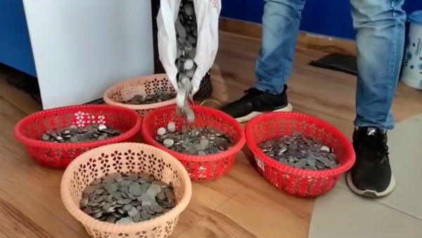 இதுக்கு முன்னாடி யாருமே இதுபோல பேமெண்ட் செஞ்சிருக்க மாட்டாங்க... நாணய மூட்டைகளுடன் ஷோரூம் வந்த காய்கறி வியாபாரி!