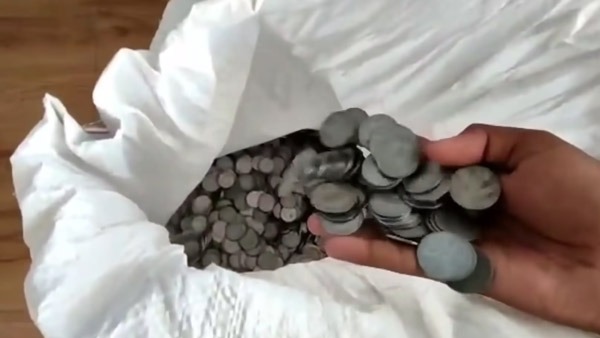 இதுக்கு முன்னாடி யாருமே இதுபோல பேமெண்ட் செஞ்சிருக்க மாட்டாங்க... நாணய மூட்டைகளுடன் ஷோரூம் வந்த காய்கறி வியாபாரி!