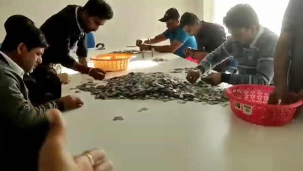 இதுக்கு முன்னாடி யாருமே இதுபோல பேமெண்ட் செஞ்சிருக்க மாட்டாங்க... நாணய மூட்டைகளுடன் ஷோரூம் வந்த காய்கறி வியாபாரி!