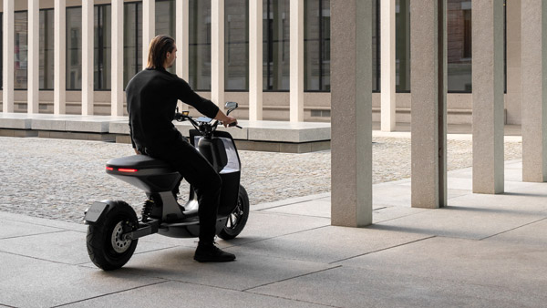 மிகவும் ஸ்டைலிஷான நான் ஜீரோ ஒன் எலக்ட்ரிக் ஸ்கூட்டர்!! 140கிமீ தொலைவிற்கு சிங்கிள்-சார்ஜில் இயங்குமாம்!