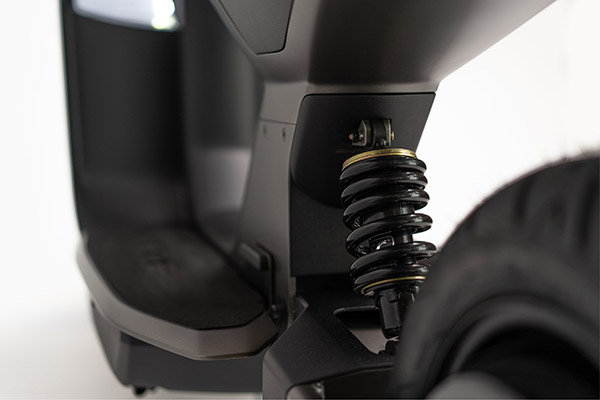 மிகவும் ஸ்டைலிஷான நான் ஜீரோ ஒன் எலக்ட்ரிக் ஸ்கூட்டர்!! 140கிமீ தொலைவிற்கு சிங்கிள்-சார்ஜில் இயங்குமாம்!