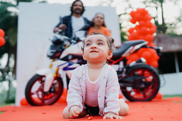 காதலர் தின கொண்டாட்டம்... பிரபல நடிகைக்கு பிஎம்டபிள்யூ பைக்கை பரிசாக வழங்கிய கணவன்... விலை எவ்ளோனு தெரியுமா?