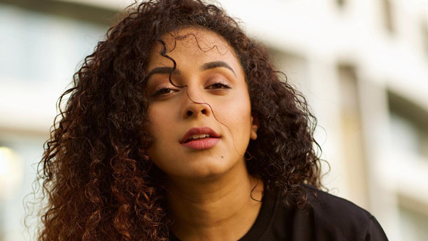 காதலர் தின கொண்டாட்டம்... பிரபல நடிகைக்கு பிஎம்டபிள்யூ பைக்கை பரிசாக வழங்கிய கணவன்... விலை எவ்ளோனு தெரியுமா?