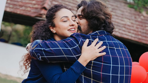 காதலர் தின கொண்டாட்டம்... பிரபல நடிகைக்கு பிஎம்டபிள்யூ பைக்கை பரிசாக வழங்கிய கணவன்... விலை எவ்ளோனு தெரியுமா?