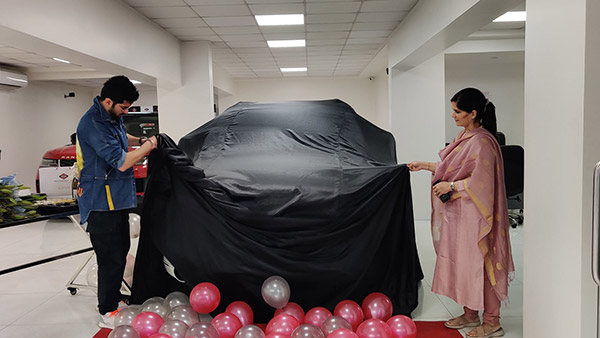 சாதாரண மக்களை போல் செகண்ட் ஹேண்ட் காரை வாங்கிய பிரபலம்... இவர் யார்னு தெரிஞ்சா அசந்திருவீங்க!