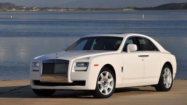 இது காரா!.. இல்ல சொகுசு கப்பலா!.. சாலையில் மிதக்கும் உல்லாச வாகனத்தில் வந்த பிரபல நடிகர்!