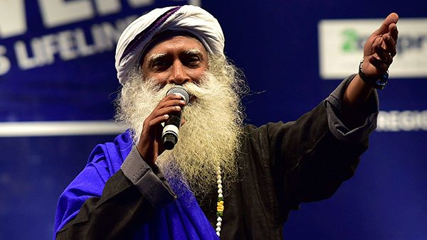 சத்குரு ஜக்கி வாசுதேவ் செய்த காரியத்தை பாருங்க... சோஷியல் மீடியாக்களில் போட்டோக்கள் வைரல் ஆகுது!