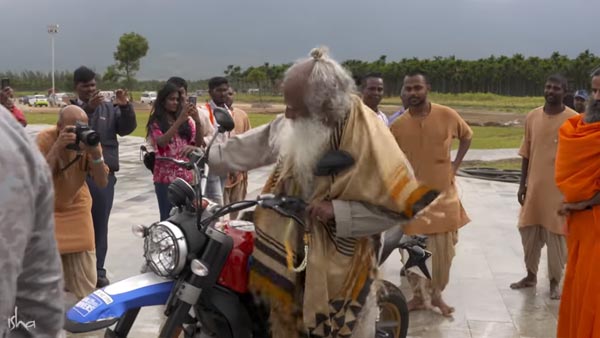 சத்குரு ஜக்கி வாசுதேவ் செய்த காரியத்தை பாருங்க... சோஷியல் மீடியாக்களில் போட்டோக்கள் வைரல் ஆகுது!