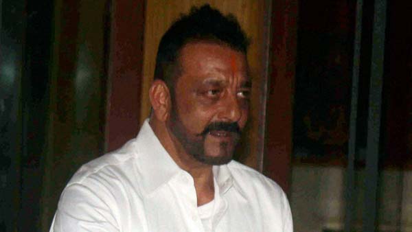 இது காரா!.. இல்ல சொகுசு கப்பலா!.. சாலையில் மிதக்கும் உல்லாச வாகனத்தில் வந்த பிரபல நடிகர்!