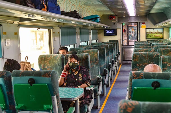 மிஸ் பண்ணீர கூடாது... இந்தியாவில் ஓடும் இந்த ரயில்களில் வாழ்க்கையில் ஒரு முறையாவது போகணும்... ஏன் தெரியுமா?