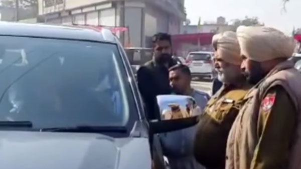 வாக்குச்சாவடிக்கு விலையுயர்ந்த காரில் வந்த நடிகர் சோனு சூத்... தடுத்து நிறுத்தி காரை பறிமுதல் செய்த போலீஸ்... இதுதான் காரணமாம்!