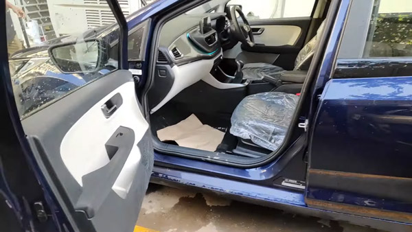 மாருதி பலேனோவிற்கு போட்டியாக, புதிய நீல நிறத்தில் டாடா அல்ட்ராஸ்!! ஸ்பை வீடியோ வெளியீடு!