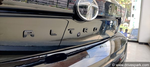 கவர்ச்சிகரமான அல்ட்ராஸ் கார் மாடலில் இரு புதிய தேர்வுகள் அறிமுகம்... இதோட விலை ரொம்ப அதிகம் எல்லாம் கிடையாதுங்க!