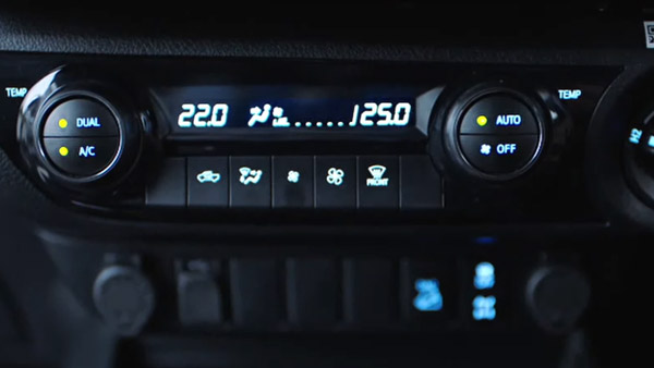 புக்கிங் செய்ய குவியும் வாடிக்கையாளர்கள்... வேண்டாம் என தவிர்க்கும் டொயோட்டோ... என்ன காரணம் தெரியுமா?