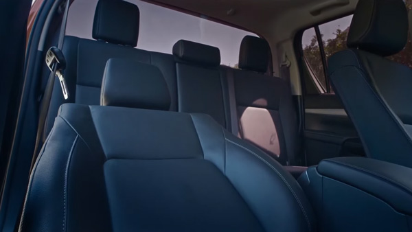 புக்கிங் செய்ய குவியும் வாடிக்கையாளர்கள்... வேண்டாம் என தவிர்க்கும் டொயோட்டோ... என்ன காரணம் தெரியுமா?