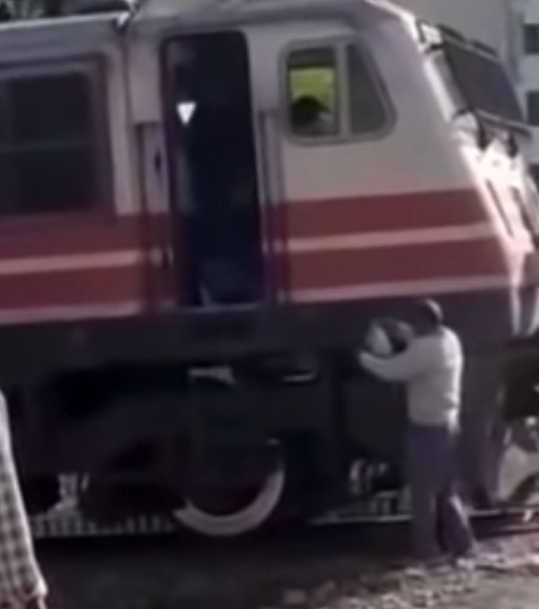 கச்சோரிக்காக பாதியில் நிறுத்தப்பட்ட இரயில் - ஓட்டுனர்கள் சஸ்பெண்ட்!! ராஜஸ்தானில் அரங்கேறியுள்ள சம்பவம்!