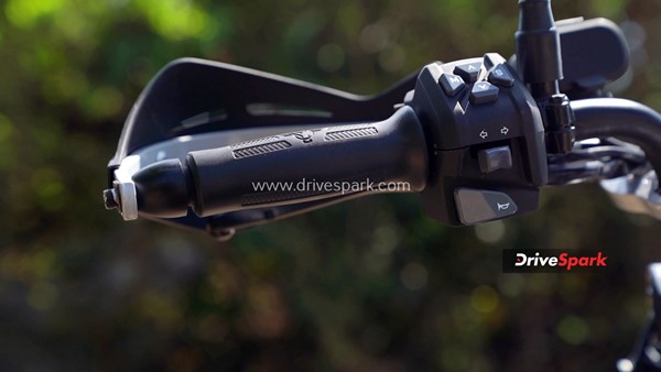 ரைடிங் அனுபவம் சூப்பர்... யெஸ்டி ஸ்கிராம்ப்ளர் மோட்டார்சைக்கிள் ஓட்ட எப்படி இருக்கு?.. இதோ ரிவியூ தகவல்!