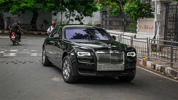 நடிகர் தனுஷின் ரோல்ஸ் ராய்ஸ் காரை இவ்ளோ தெளிவா இதுக்கு முன்னாடி பாத்திருக்கீங்களா? இப்போ பாருங்க! ரொம்ப கிளியரா தெரியுது!