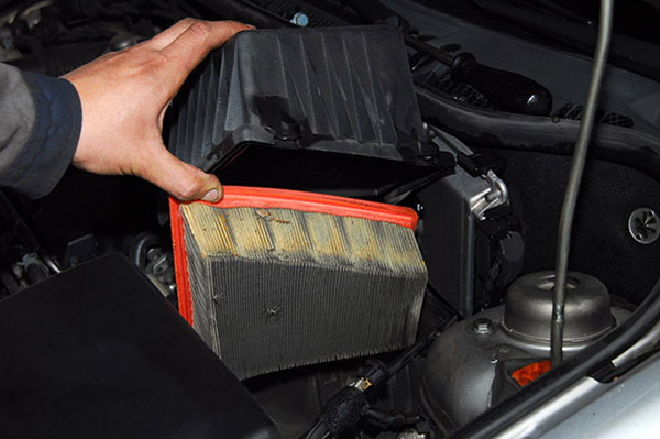 இந்த அறிகுறிகளில் ஒன்னு தெரிந்தால் கூட ஏர் ஃபில்டரை உடனே மாத்தணும்... இல்லாவிட்டால் இன்ஜின் செலவு வெச்சுரும்!