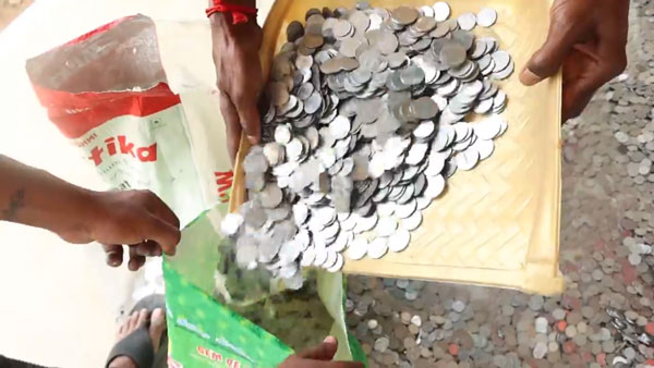 முற்றிலும் 1 ரூபாய் நாணயங்களை கொடுத்து வாங்கப்பட்ட டோமினார் 400 பைக்!! ஷோரூமை அதிரவைத்த சேலத்து இளைஞர்!