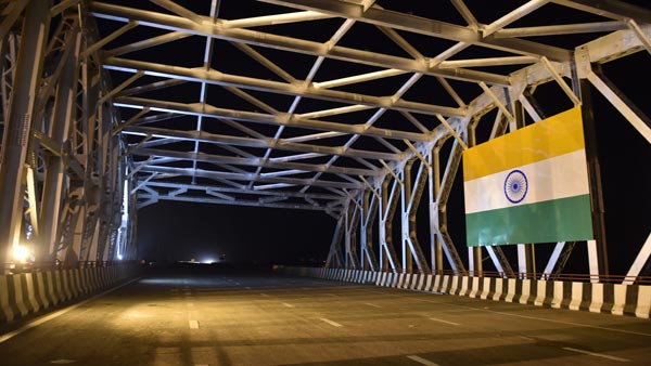 நம்பவே முடியல... இந்தியாவில் அமைக்கப்பட்ட புதுமையான சாலை... மூக்கின் மேல் விரல் வைக்கும் உலக நாடுகள்!