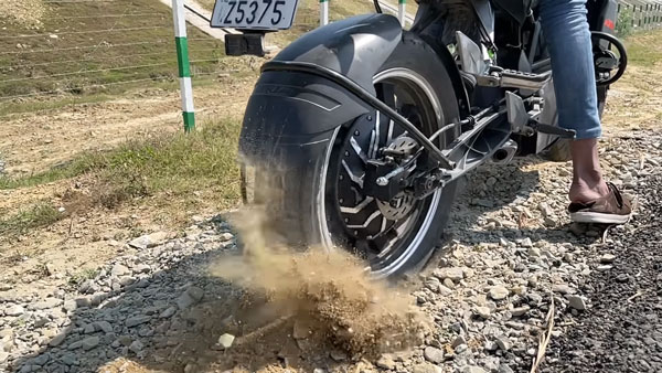 மணிக்கு 140கிமீ வேகத்தில் இயங்கும் கேடிஎம் எலக்ட்ரிக் பைக்!! சீனாவில் மெக்கானிக்குகள் அசத்தல்!