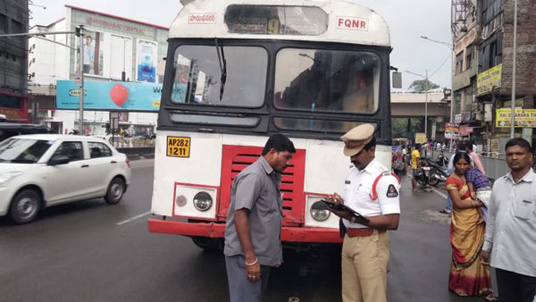 காவல் துறை திடீர் நடவடிக்கை... நிலுவையில் உள்ள அபராதத்தை செலுத்த வாகன ஓட்டிகள் தீவிரம்... ஏன் தெரியுமா?