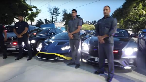 படத்துல இருக்க எல்லா காருமே ஒற்றை இந்தியருக்கு சொந்தமானவை... கிட்டதட்ட 100 சொகுசு கார்கள் இருக்கிறதாம்!