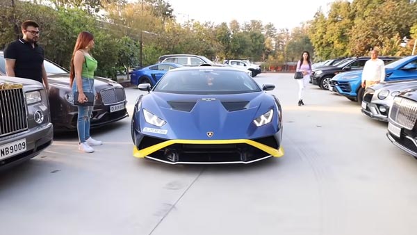 படத்துல இருக்க எல்லா காருமே ஒற்றை இந்தியருக்கு சொந்தமானவை... கிட்டதட்ட 100 சொகுசு கார்கள் இருக்கிறதாம்!