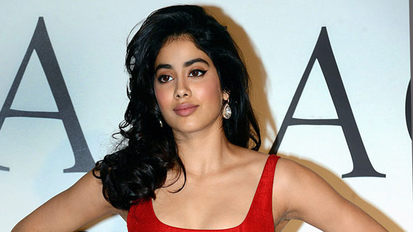 மறைந்த நடிகை ஸ்ரீதேவியின் கணவர் பயன்படுத்திய Mercedes-Maybach S560 கார்! இது எவ்ளோ சூப்பரான காருனு தெரியுமா?