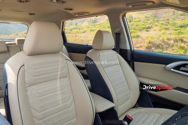 கியா கேரன்ஸிற்கு சவாலான போட்டி மாடலாக மஹிந்திராவின் எக்ஸ்யூவி700!! சரிவை காணும் ஹூண்டாய் அல்கஸாரின் விற்பனை