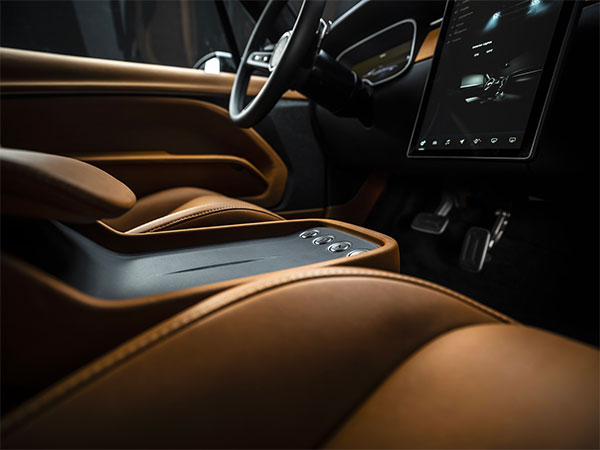 பிரிட்டிஷ்காரர்களின் இரசனையே வேறதான்.. எலக்ட்ரிக் காராக 1967 ஃபோர்டு மஸ்டங்!! ஆனா விலைதான் மயக்கம் வர வைக்குது