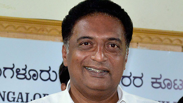 கருப்பு நிற Land Rover Defender சொகுசு காரில் கெத்தாக வலம் வந்த பிரகாஷ் ராஜ்... இது எவ்ளோ விலையுயர்ந்த கார் தெரியுமா?