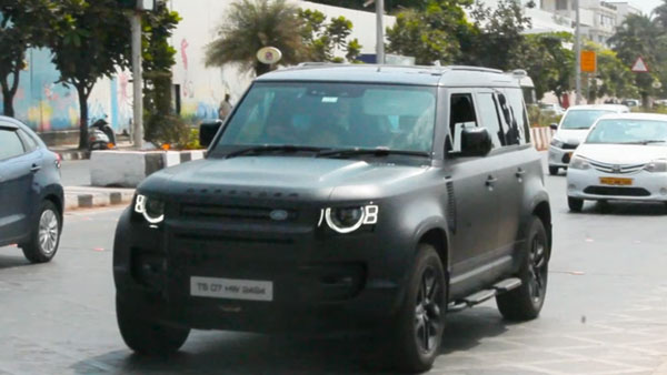 கருப்பு நிற Land Rover Defender சொகுசு காரில் கெத்தாக வலம் வந்த பிரகாஷ் ராஜ்... இது எவ்ளோ விலையுயர்ந்த கார் தெரியுமா?