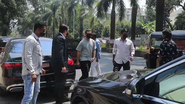 41வது பிறந்த நாளை விலை உயர்ந்த புதிய காருடன் கொண்டாடும் பிரபல நடிகர்... இவ்ளோ அதிக விலையா! தலையே சுத்துது!