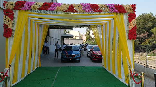 ஒன்றல்ல, இரண்டல்ல மொத்தமாக 50 யூனிட்டுகளை ஒரே நேரத்தில் டெலிவரி கொடுத்த ஸ்கோடா டீலர்! ஸ்லேவியாவிற்கு வரவேற்பு அல்லுது!