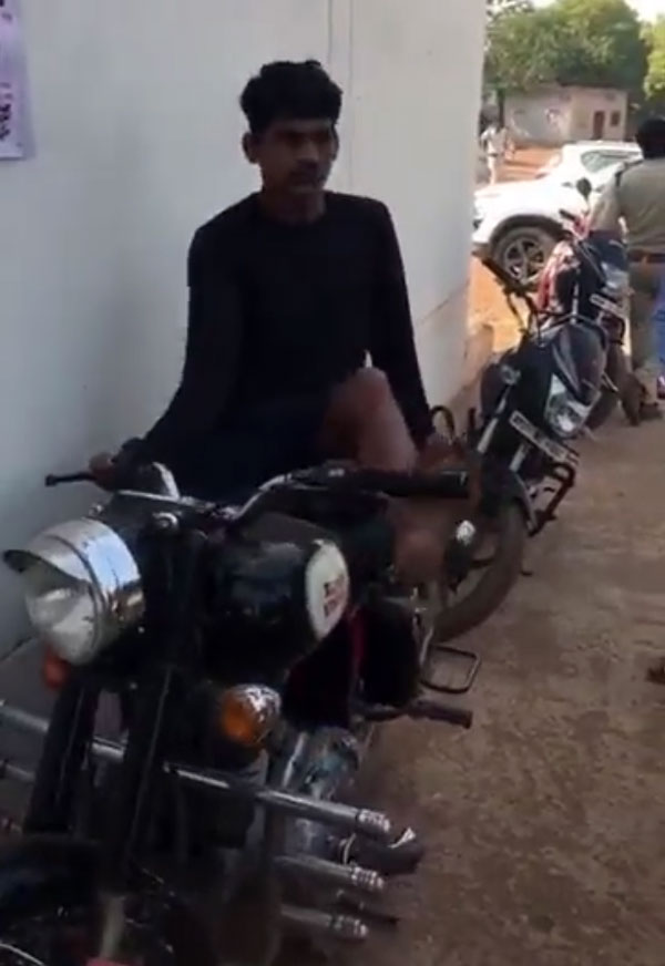 வெறும் 60 வினாடிகள் தான்... ராயல் என்பீல்டு பைக்கை திருட இந்த திருடனுக்கு ஆகும் நேரம்!! ஷாக்கான போலீஸார்! வெறும் 60 வினாடிகள் தான்... ராயல் என்பீல்டு பைக்கை திருட இந்த திருடனுக்கு ஆகும் நேரம்!! ஷாக்கான போலீஸார்!