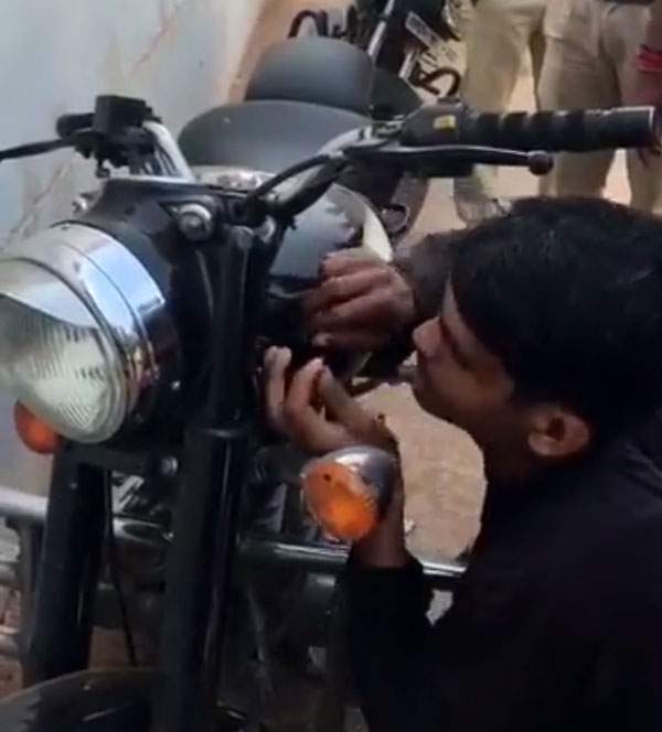 வெறும் 60 வினாடிகள் தான்... ராயல் என்பீல்டு பைக்கை திருட இந்த திருடனுக்கு ஆகும் நேரம்!! ஷாக்கான போலீஸார்! வெறும் 60 வினாடிகள் தான்... ராயல் என்பீல்டு பைக்கை திருட இந்த திருடனுக்கு ஆகும் நேரம்!! ஷாக்கான போலீஸார்!