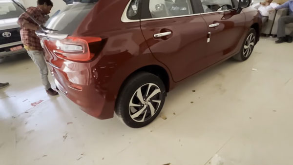 ஷோரூம்களில் 2022 டொயோட்டா க்ளான்ஸா ஃபேஸ்லிஃப்ட் கார்!! டெலிவிரி விரைவில் துவக்கம்