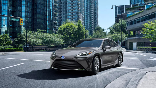 அதிகாரப்பூர்வமாக இந்தியா வந்தது Toyota Mirai... வெறிக்க வெறிக்க பார்த்த மத்திய அமைச்சர்! இதுக்கு முன்னாடி மின்சார வாகனங்கள் சுத்த வேஸ்டு!