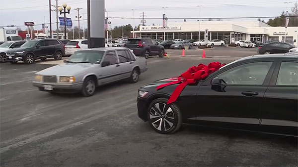 30 வருஷமா ஒரே காரை பயன்படுத்திய அமெரிக்கர்... புத்தம் புதிய காரை வழங்கியதோடு அதன் பராமரிப்பு செலவையும் ஏற்ற பிரபல நிறுவனம்!