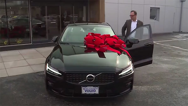 30 வருஷமா ஒரே காரை பயன்படுத்திய அமெரிக்கர்... புத்தம் புதிய காரை வழங்கியதோடு அதன் பராமரிப்பு செலவையும் ஏற்ற பிரபல நிறுவனம்!