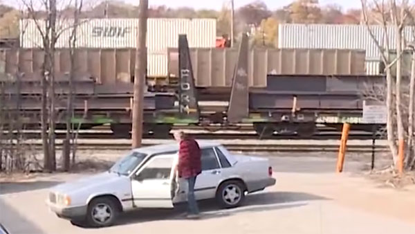 30 வருஷமா ஒரே காரை பயன்படுத்திய அமெரிக்கர்... புத்தம் புதிய காரை வழங்கியதோடு அதன் பராமரிப்பு செலவையும் ஏற்ற பிரபல நிறுவனம்!