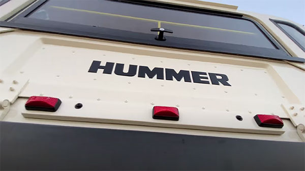 உலகின் மிக பெரிய காரை பார்த்திருக்கீங்களா?.. ஏணி இல்லாம இதுல ஏற முடியாது... அம்மாடி அம்மா இவ்ளோ பெருசா!