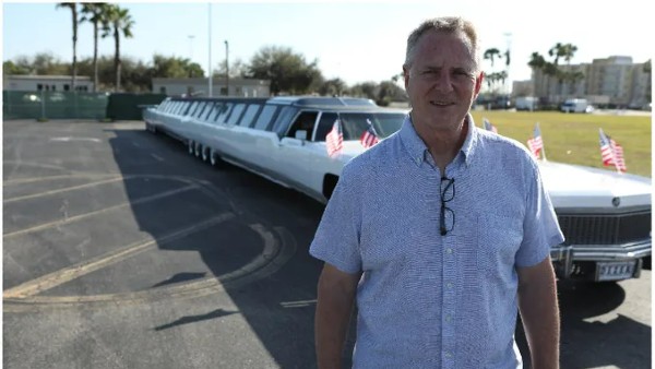 ரீஸ்டோர் செய்யப்பட்ட உலகின் மிக நீளமான கார்... நீச்சல் குளம், ஹெலிபேட்-னு எல்லாமே இந்த கார்ல இருக்கு!