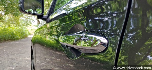 கார்களின் டோர் ஹேண்டில்களில் சிறிய பட்டன் இருக்கும்... எதற்காக தெரியுமா? இவ்ளோ நாளா தெரியாம போச்சே!