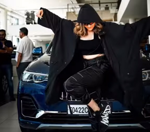 ஹீரோக்களையே விஞ்சும் வகையில் சொகுசு கார் வாங்கிய பாடகி... ஷோரூம் விலையை கேட்டதுக்கே மயக்கம் வருது!