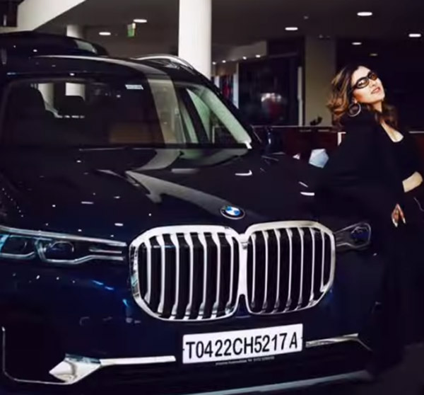 ஹீரோக்களையே விஞ்சும் வகையில் சொகுசு கார் வாங்கிய பாடகி... ஷோரூம் விலையை கேட்டதுக்கே மயக்கம் வருது!